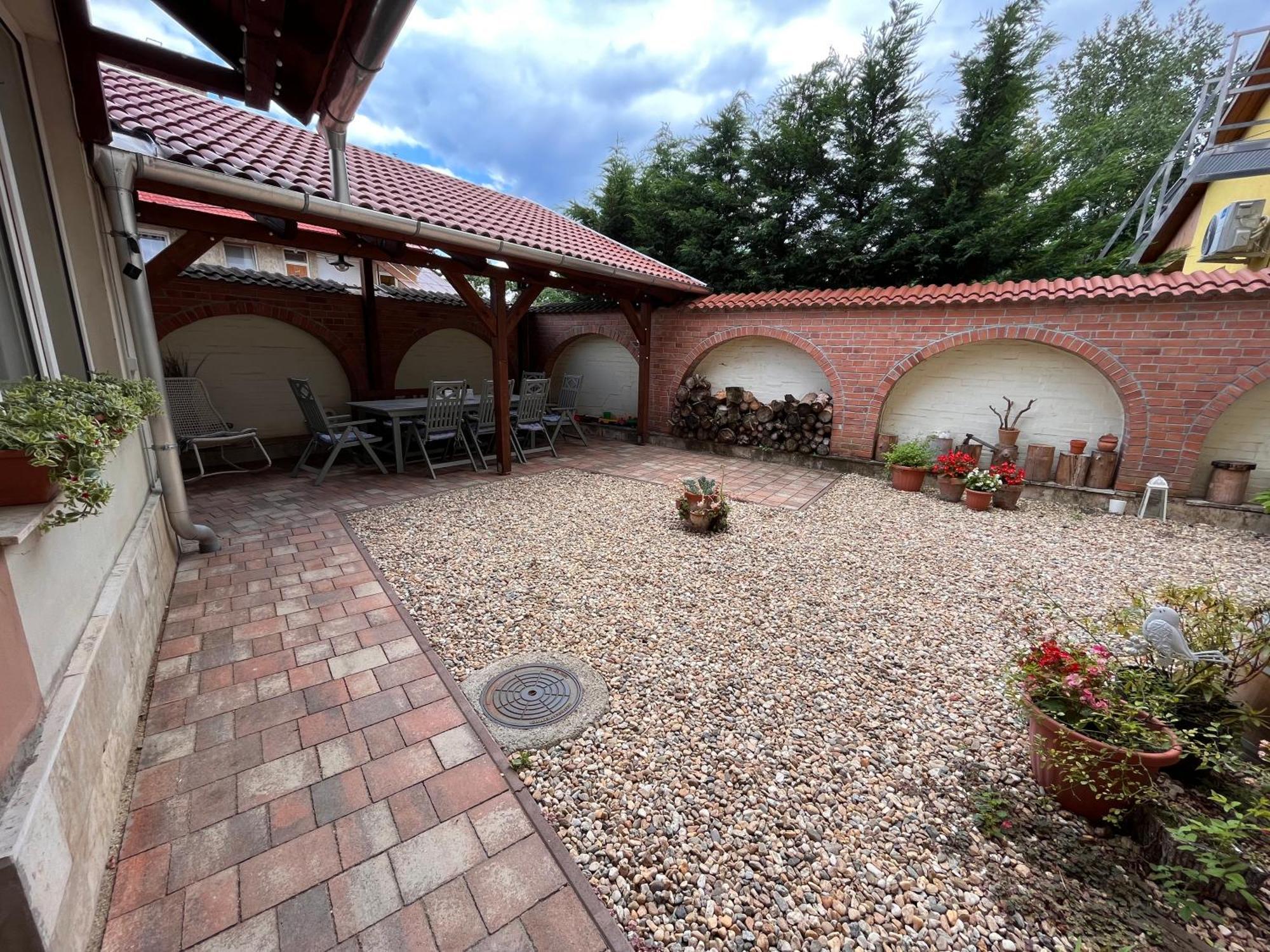 Pacsirta Apartmanhaz Eger Exterior photo